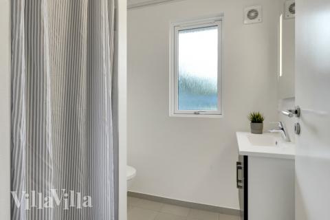 Eines der Badezimmer im Luxusferienhaus Nr. 438