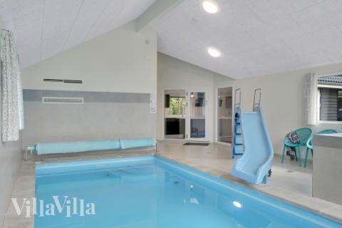 Das Ferienhaus 438 hat einen schicken Poolbereich mit Wasserrutsche, einem geräumigen, eingelassenen Whirlpool und einer Sauna.