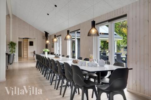 Aufenthaltsraum mit Platz für 30 im Luxusferienhaus Nr. 438.