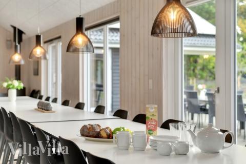 Der große, lichtdurchflutete Aufenthaltsraum im Luxusferienhaus Nr. 438 für 30.