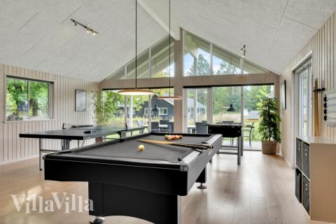 Neben den vielen schönen Stunden, die man im Poolbereich des Hauses verbringen kann, bietet das Luxusferienhaus 438 auch Spielevergnügen bei Billard/Tischtennis und Darts