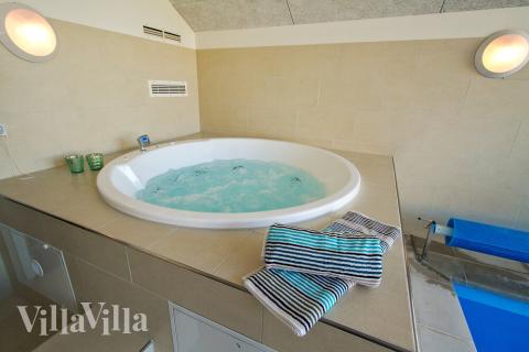 Genießen Sie den warmen Whirlpool im Luxusferienhaus Nr. 424 in Fünen und seine Inseln