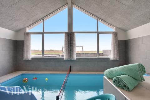 Das Ferienhaus 424 hat einen schicken Poolbereich mit Wasserrutsche, einem geräumigen, eingelassenen Whirlpool und einer Sauna.