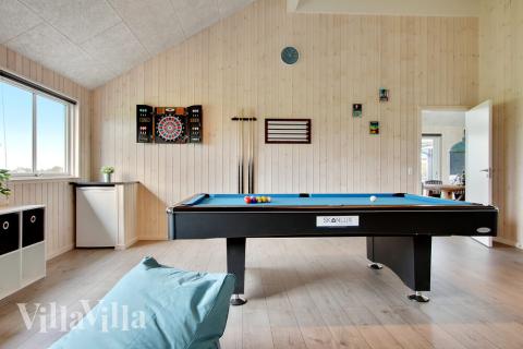 Neben den vielen schönen Stunden, die man im Poolbereich des Hauses verbringen kann, bietet das Luxusferienhaus 424 auch Spielevergnügen bei Billard/Tischtennis und Darts
