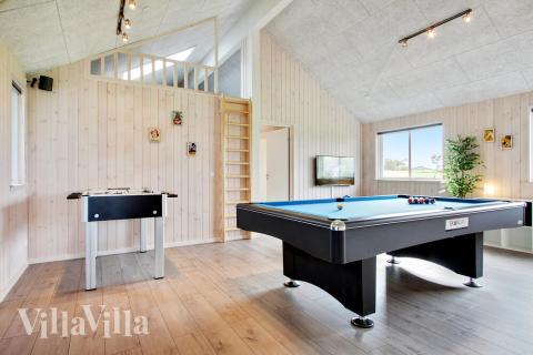 Das Luxusferienhaus 424 für 14 Personen hat einen großen Aktivitätsraum mit u. a. Billard und Darts