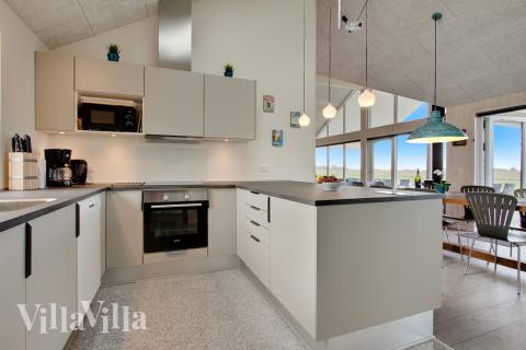 Die Küche in dem Luxusferienhaus Nr. 424 ist so gut ausgestattet, dass man problemlos Mahlzeiten für 14 Personen zubereiten kann.