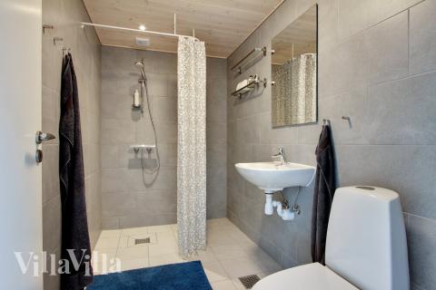 Eines der Badezimmer im Luxusferienhaus Nr. 424