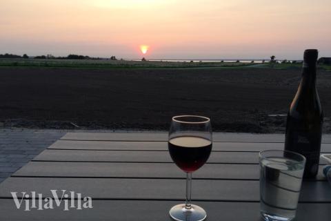 Auf der Terrasse des Ferienhauses Nr. 424 ist Platz für 14 Personen.