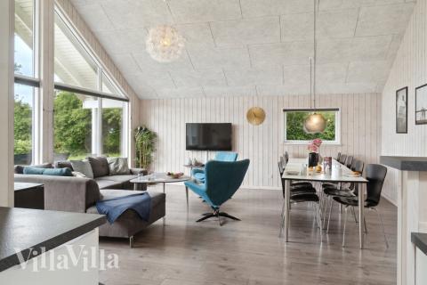 Der große, lichtdurchflutete Aufenthaltsraum im Luxusferienhaus Nr. 427 für 14.