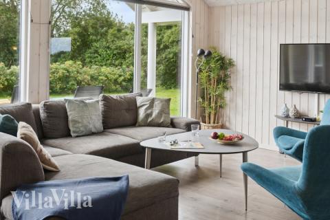 Die Couch im Luxusferienhaus Nr. 427 in Lolland/Falster/Mön lädt zu Gesellschaftsspielen oder zu Kinoabenden ein.
