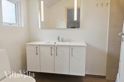 Eines der Badezimmer im Luxusferienhaus Nr. 427