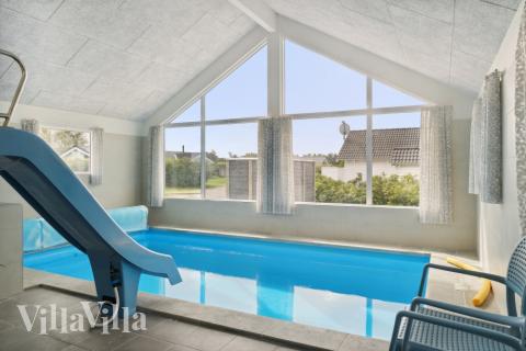 Das Ferienhaus 427 hat einen schicken Poolbereich mit Wasserrutsche, einem geräumigen, eingelassenen Whirlpool und einer Sauna.