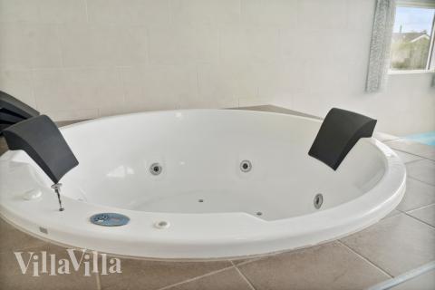 Genießen Sie den warmen Whirlpool im Luxusferienhaus Nr. 427 in Lolland/Falster/Mön