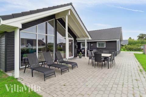 Auf der Terrasse des Ferienhauses Nr. 427 ist Platz für 14 Personen.