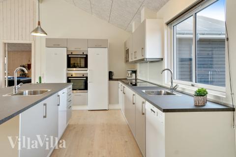 Die Küche in dem Luxusferienhaus Nr. 439 ist so gut ausgestattet, dass man problemlos Mahlzeiten für 24 Personen zubereiten kann.