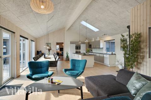 Der große, lichtdurchflutete Aufenthaltsraum im Luxusferienhaus Nr. 439 für 24.