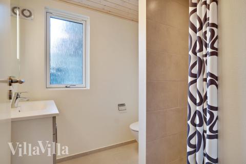 Eines der Badezimmer im Luxusferienhaus Nr. 439