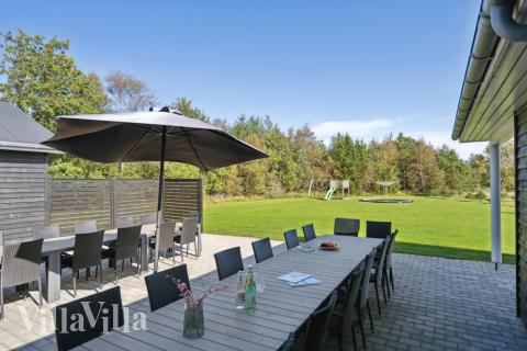 Das Luxusferienhaus Nr. 439 hat eine tolle Terrasse, die mit hochwertigen Gartenmöbeln für 24 Personen ausgestattet ist.