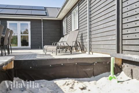 Zu dem attraktiven Ferienhaus Nr. 439 in Nordjütland gehört auch ein tolles Angebot im Außenbereich, z. B. Spieleturm und Schaukeln