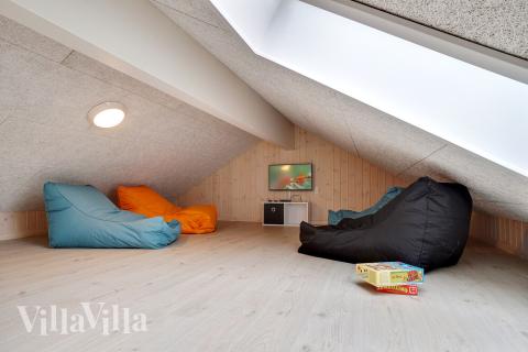 Der große ausgebaute Dachboden im Luxusferienhaus Nr. 429 für 30 Personen