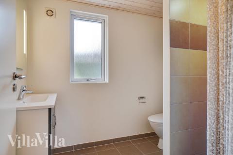 Eines der Badezimmer im Luxusferienhaus Nr. 429