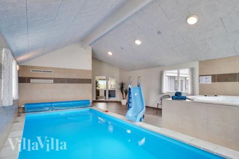 Das Ferienhaus 429 hat einen schicken Poolbereich mit Wasserrutsche, einem geräumigen, eingelassenen Whirlpool und einer Sauna.