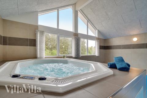 Genießen Sie den warmen Whirlpool im Luxusferienhaus Nr. 429 in Limfjord