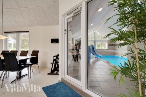 Der große, lichtdurchflutete Aufenthaltsraum im Luxusferienhaus Nr. 429 für 30.