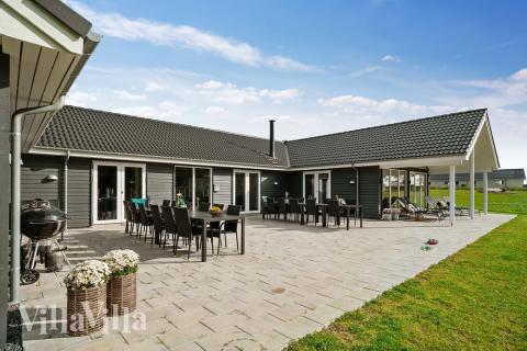 Genießen Sie einen Grillabend auf der Terrasse des Luxusferienhauses Nr. 429 in Limfjord