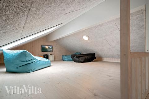 Der große ausgebaute Dachboden im Luxusferienhaus Nr. 431 für 30 Personen