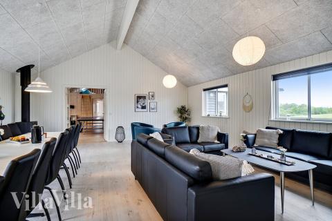 Der große, lichtdurchflutete Aufenthaltsraum im Luxusferienhaus Nr. 431 für 30.