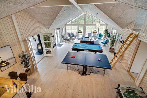 Das Luxusferienhaus 431 für 30 Personen hat einen großen Aktivitätsraum mit u. a. Billard und Darts