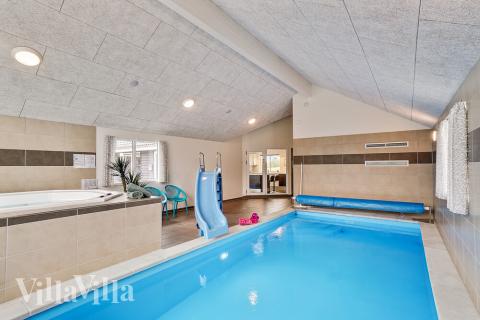 Das Ferienhaus 431 hat einen schicken Poolbereich mit Wasserrutsche, einem geräumigen, eingelassenen Whirlpool und einer Sauna.