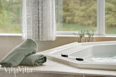 Genießen Sie den warmen Whirlpool im Luxusferienhaus Nr. 431 in Limfjord
