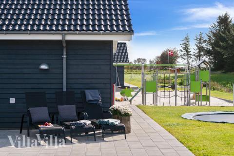 Genießen Sie einen Grillabend auf der Terrasse des Luxusferienhauses Nr. 431 in Limfjord