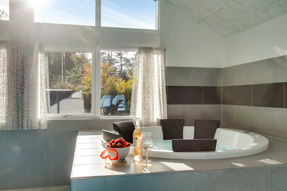 Genießen Sie den warmen Whirlpool im Luxusferienhaus Nr. 435 in Nordseeland