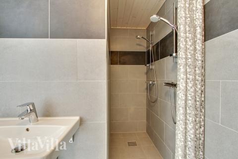 Eines der Badezimmer im Luxusferienhaus Nr. 435