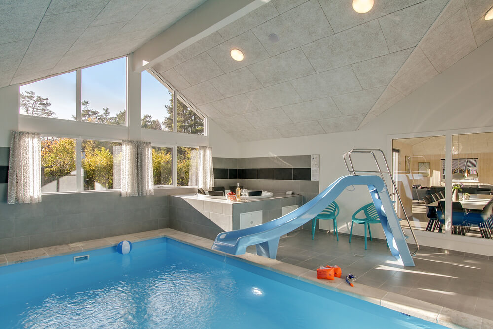 Das Ferienhaus 435 hat einen schicken Poolbereich mit Wasserrutsche, einem geräumigen, eingelassenen Whirlpool und einer Sauna.