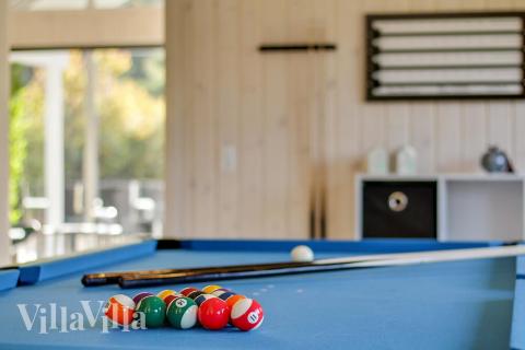 Das Luxusferienhaus 435 für 18 Personen hat einen großen Aktivitätsraum mit u. a. Billard und Darts