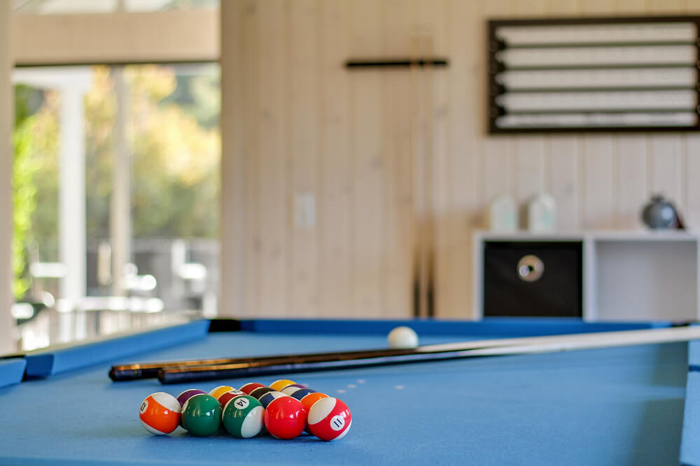Das Luxusferienhaus 435 für 18 Personen hat einen großen Aktivitätsraum mit u. a. Billard und Darts