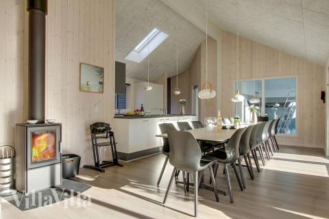 Der Aufenthaltsraum bietet Platz für 18 Personen, wenn ihr das Ferienhaus 435 in Nordseeland besucht.