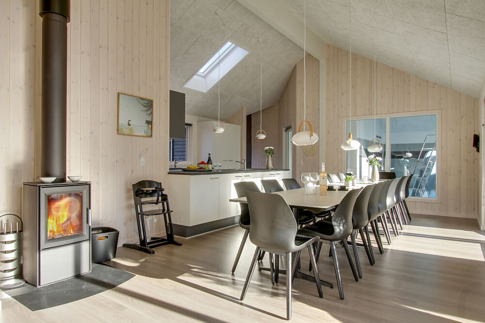 Der Aufenthaltsraum bietet Platz für 18 Personen, wenn ihr das Ferienhaus 435 in Nordseeland besucht.