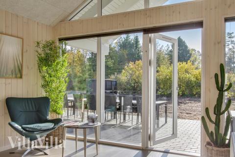 Aufenthaltsraum mit Platz für 18 im Luxusferienhaus Nr. 435.