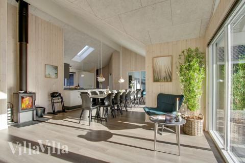 Der große, lichtdurchflutete Aufenthaltsraum im Luxusferienhaus Nr. 435 für 18.