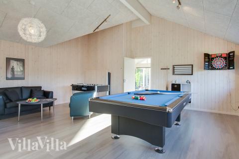 Aktivitätsraum im Luxusferienhaus Nr. 435 mit 7 Schlafzimmern und Platz für 18 Gäste.