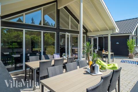 Das Luxusferienhaus Nr. 435 hat eine tolle Terrasse, die mit hochwertigen Gartenmöbeln für 18 Personen ausgestattet ist.