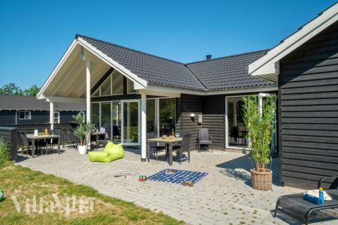 Auf der Terrasse des Ferienhauses Nr. 435 ist Platz für 18 Personen.