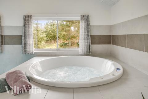 Genießen Sie den warmen Whirlpool im Luxusferienhaus Nr. 440 in Nordjütland