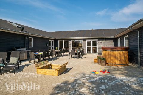 Das Luxusferienhaus Nr. 440 hat eine tolle Terrasse, die mit hochwertigen Gartenmöbeln für 24 Personen ausgestattet ist.