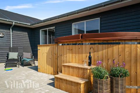 Auf der Terrasse des Ferienhauses Nr. 440 ist Platz für 24 Personen.